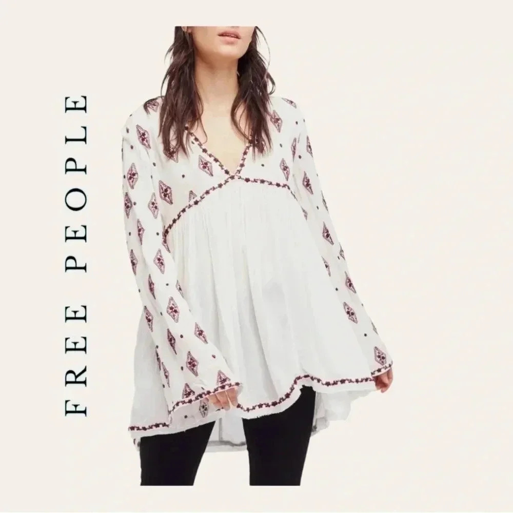 1167. FREE PEOPLE EMBROIDERED DIAMOND BELL SLEEVE TOP‎ SIZE MEDIUM WHITE/MAROON